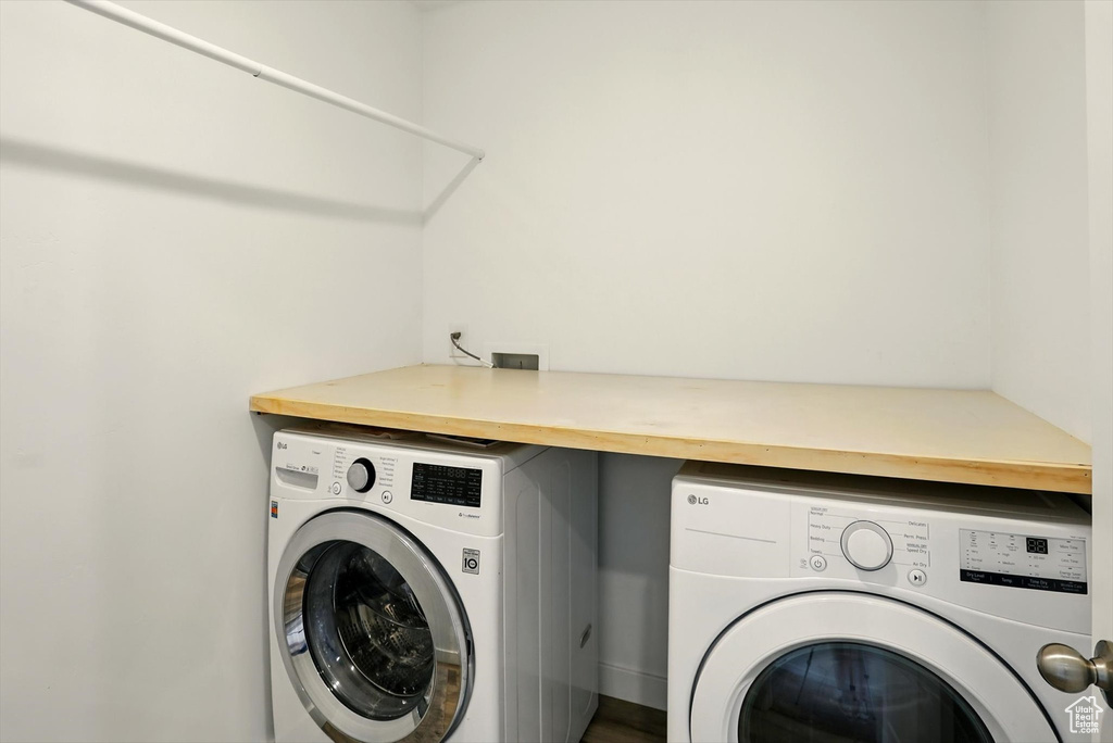 Washroom with washing machine and dryer