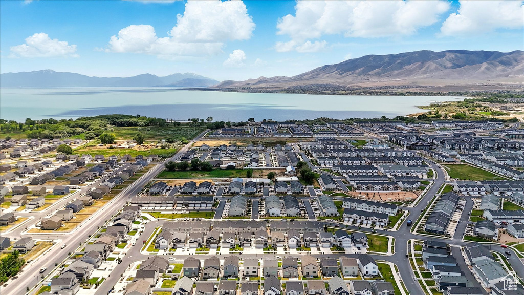 Aerial view of property\\\\\\\\\\\\\\\\\\\\\\\\\\\\\\\'s location with a water and mountain view