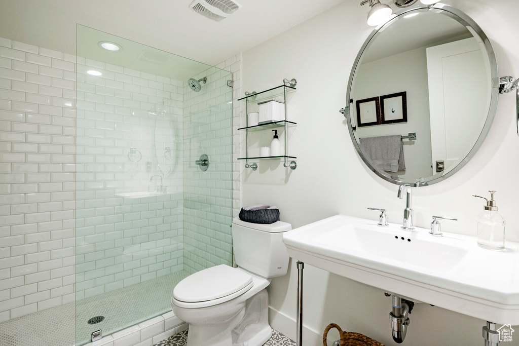 Bathroom featuring a tile shower