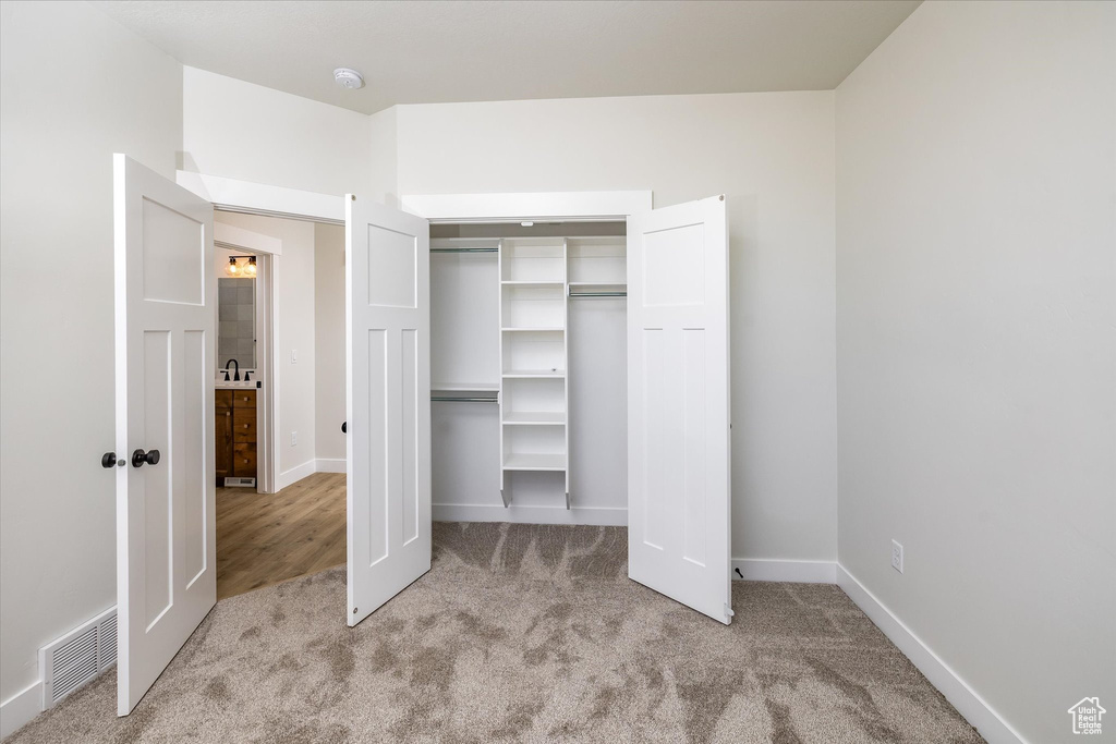 Unfurnished bedroom with carpet flooring and a closet