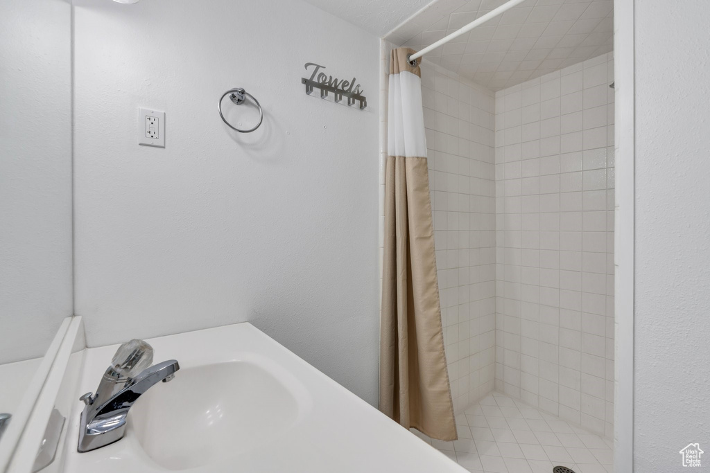 Full bath featuring a tile shower