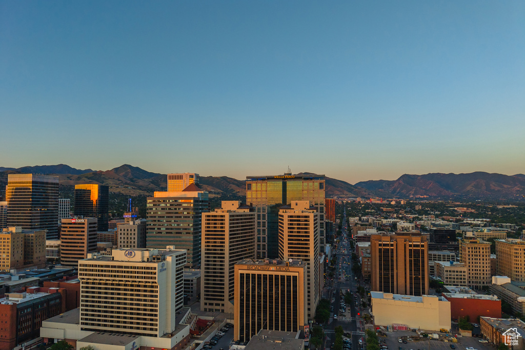 City view featuring a mountainous background