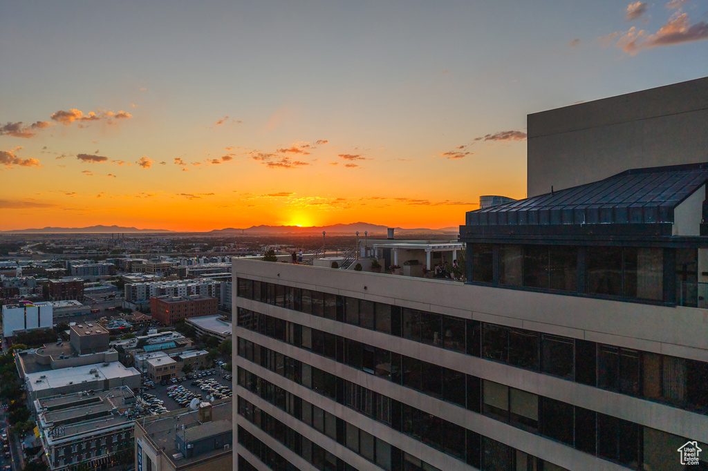 City view featuring a mountainous background