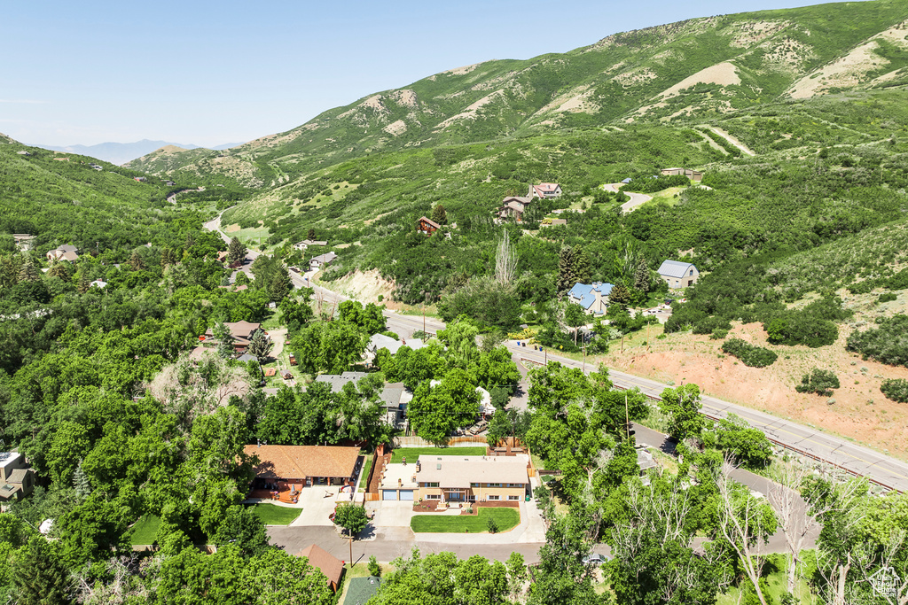Bird\'s eye view of a mountainous background