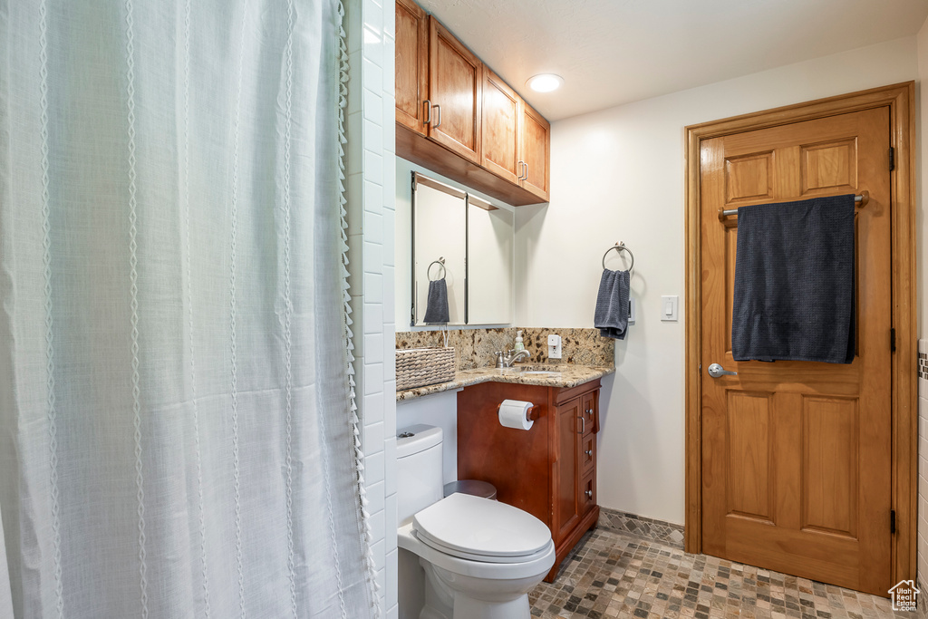 Bathroom with vanity, recessed lighting, and decorative backsplash