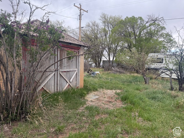 View of yard featuring a storage shed