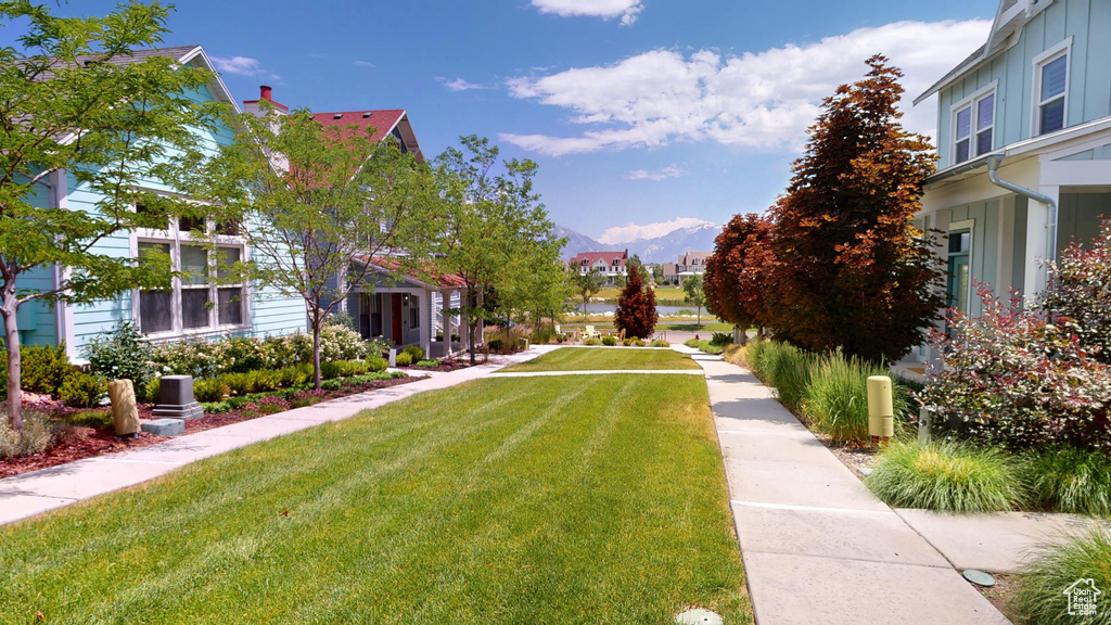 View of property's community featuring a lawn and a residential view