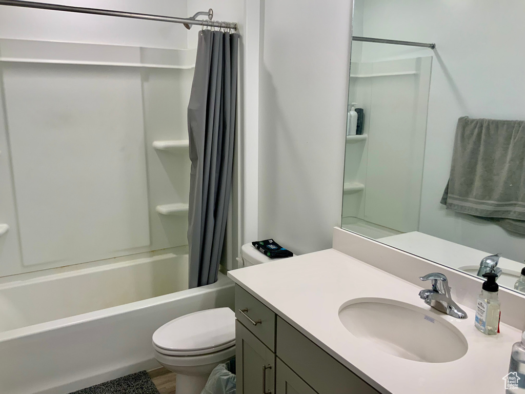 Bathroom with vanity and shower / tub combo