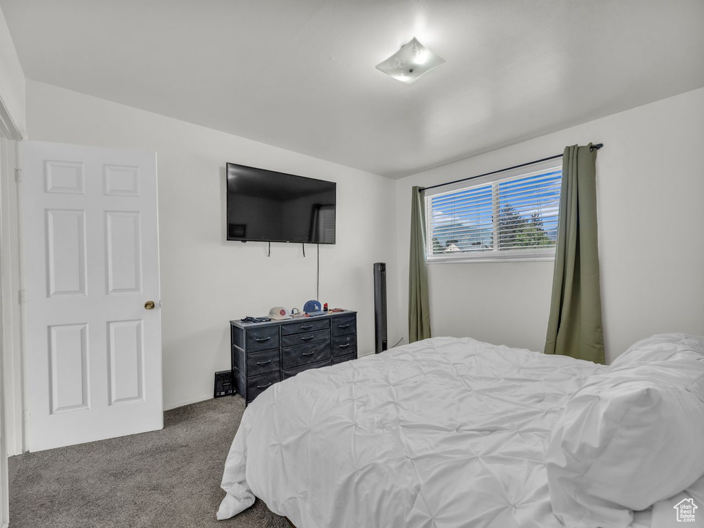 Bedroom with carpet and vaulted ceiling