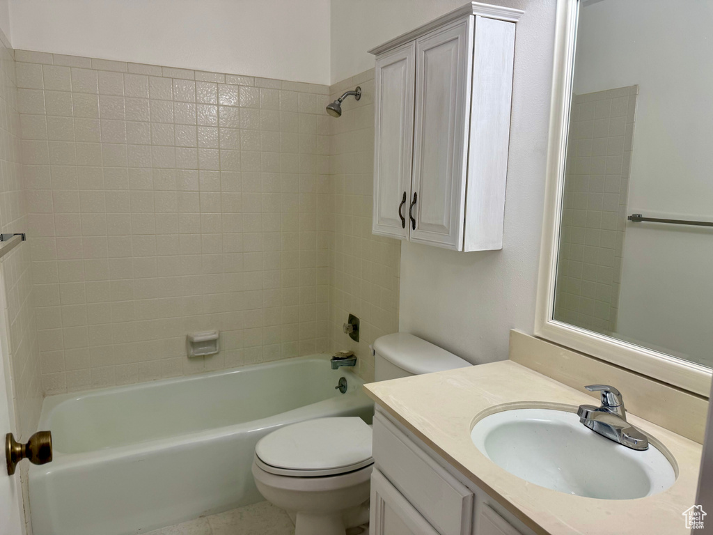 Full bath with vanity and shower / washtub combination