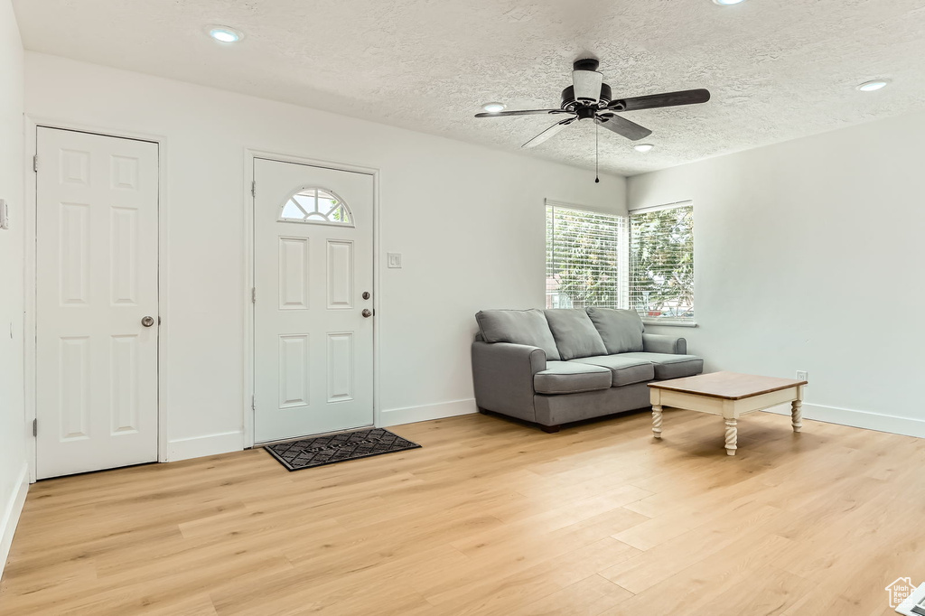 Entrance foyer with light wood-style floors, healthy amount of natural light, ceiling fan, a textured ceiling, and recessed lighting