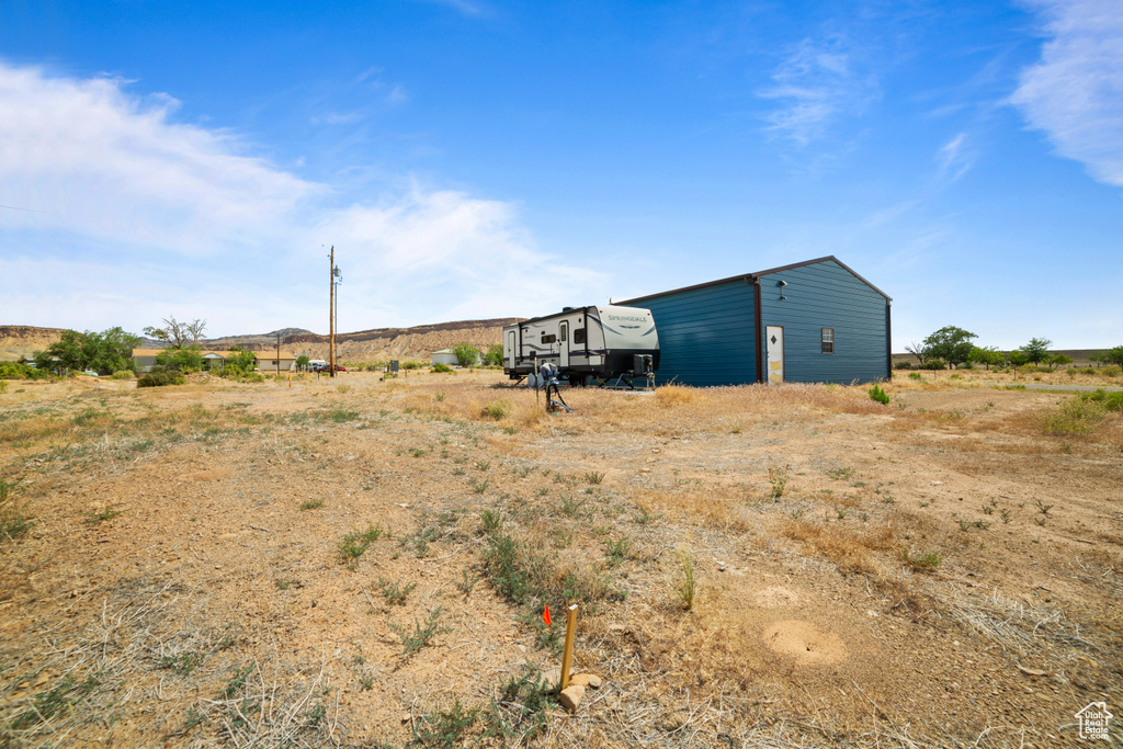 View of yard with an outdoor structure