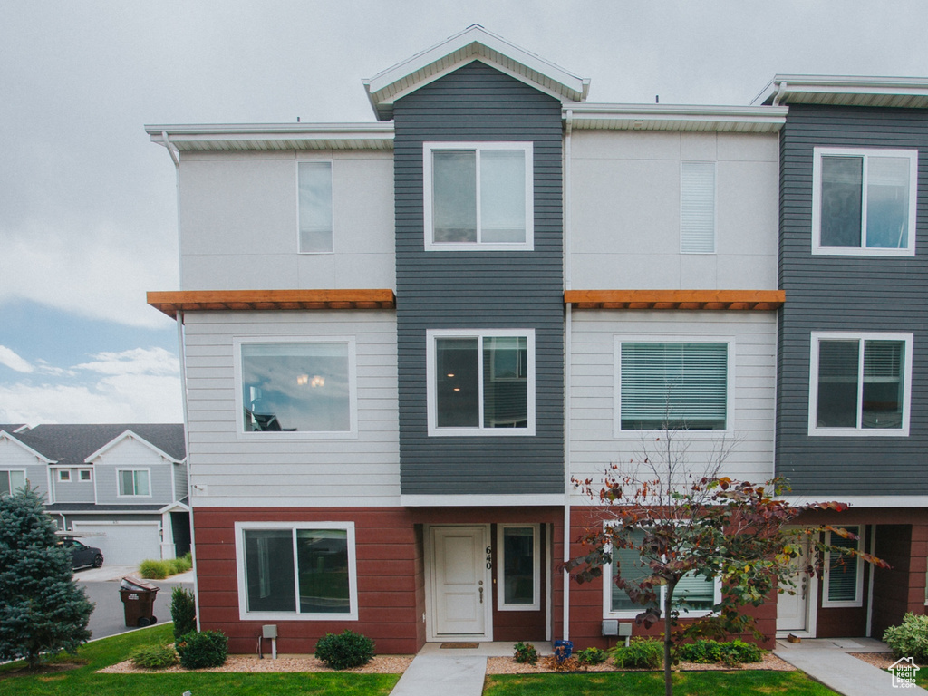 Multi unit property featuring a front yard