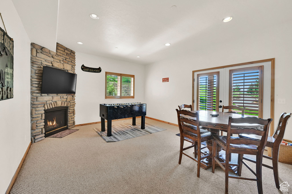 Recreation room with carpet, plenty of natural light, and recessed lighting