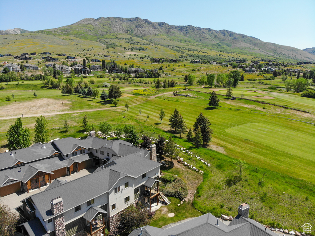 Bird\\\\\\\\\\\\\\\'s eye view of a mountain backdrop and a golf course