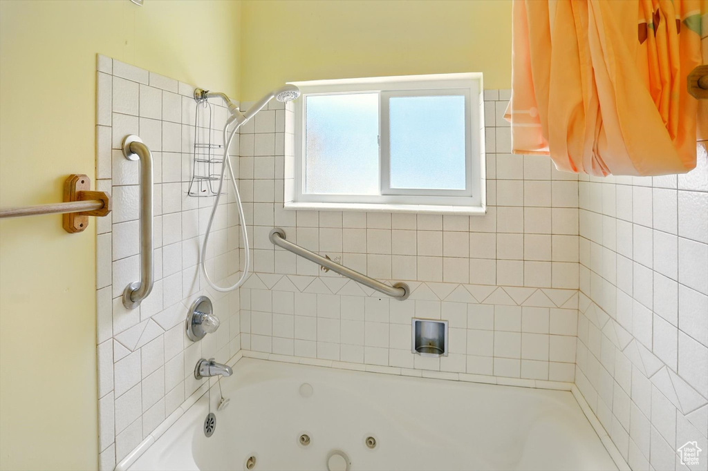 Bathroom with a combined bath / shower with jetted tub