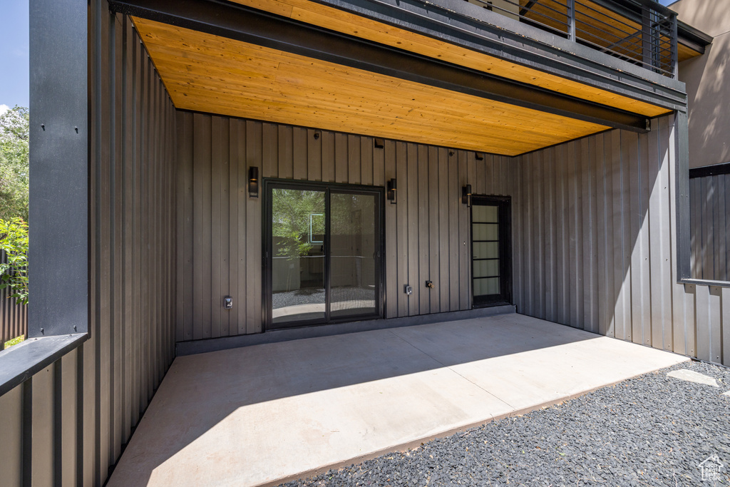 Entrance to property featuring a patio area