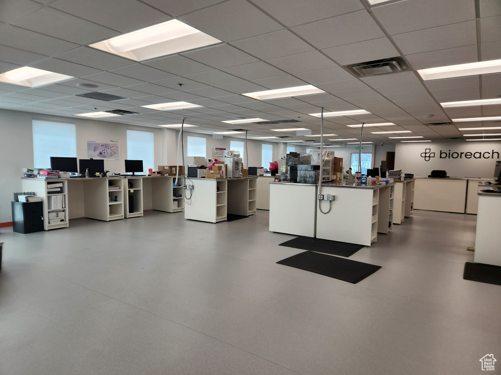 Miscellaneous room with an office area
