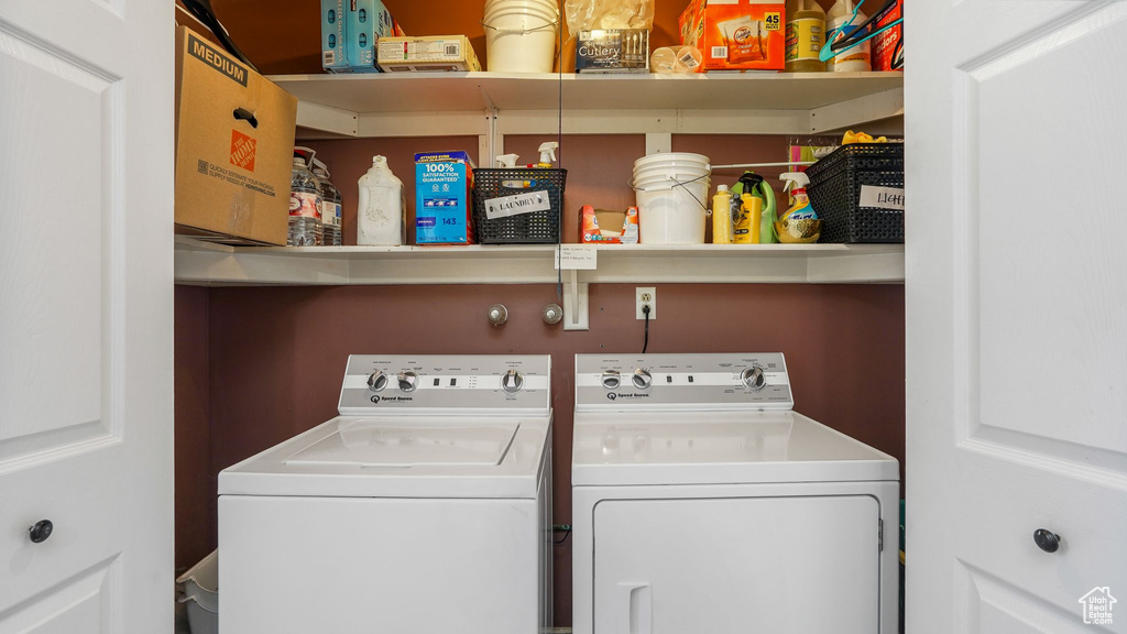 Washroom with independent washer and dryer