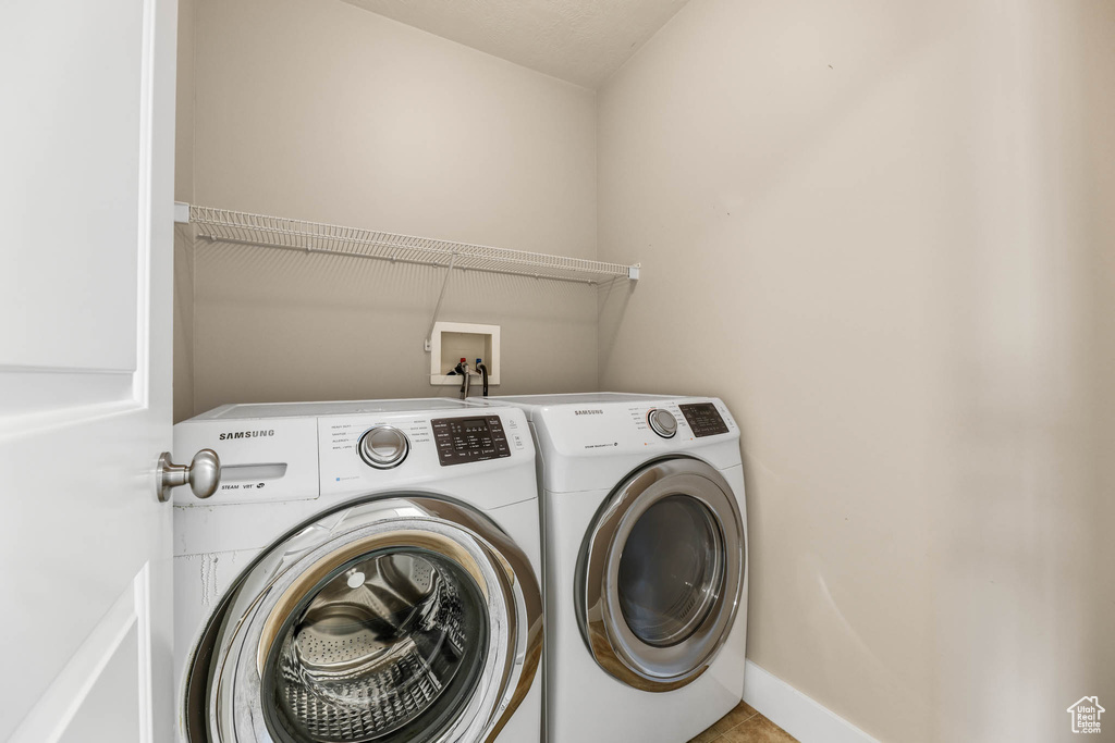 Washroom with washing machine and dryer