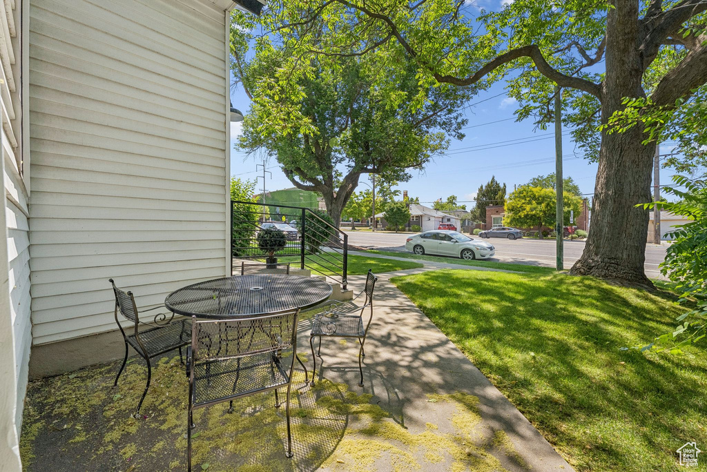 View of patio / terrace with outdoor dining space