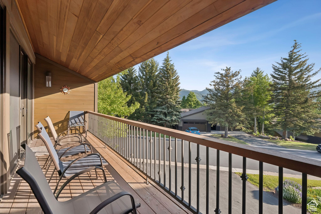 Balcony featuring a mountain view
