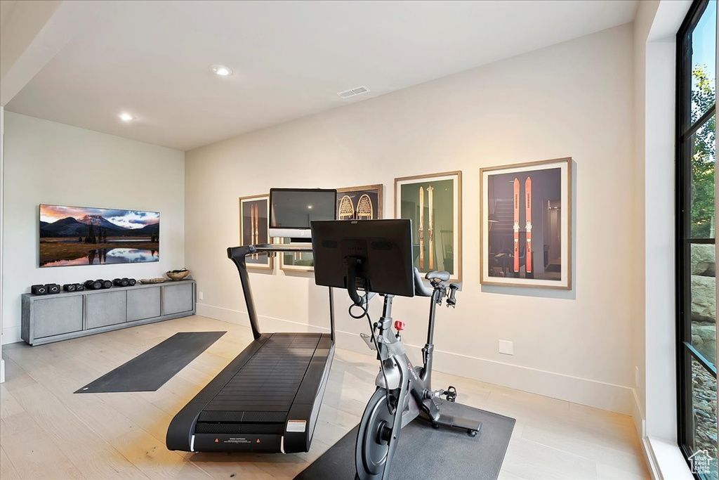 Exercise room with baseboards and recessed lighting