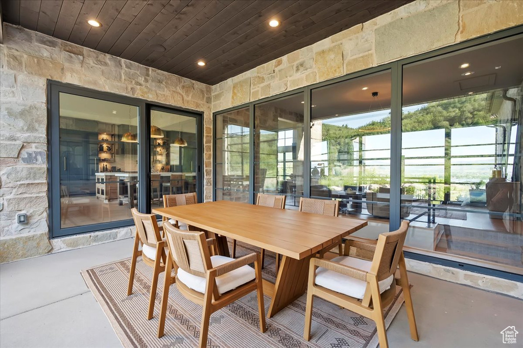 View of sunroom / solarium