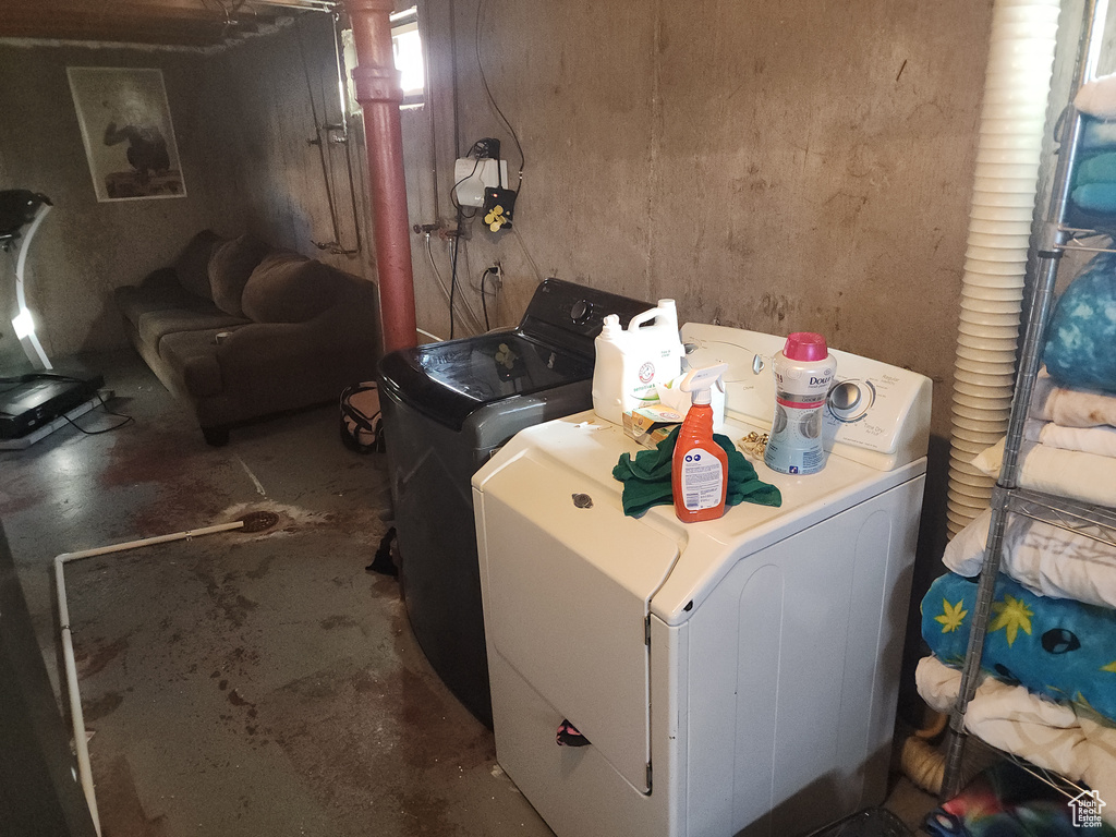 Washroom with washing machine and clothes dryer