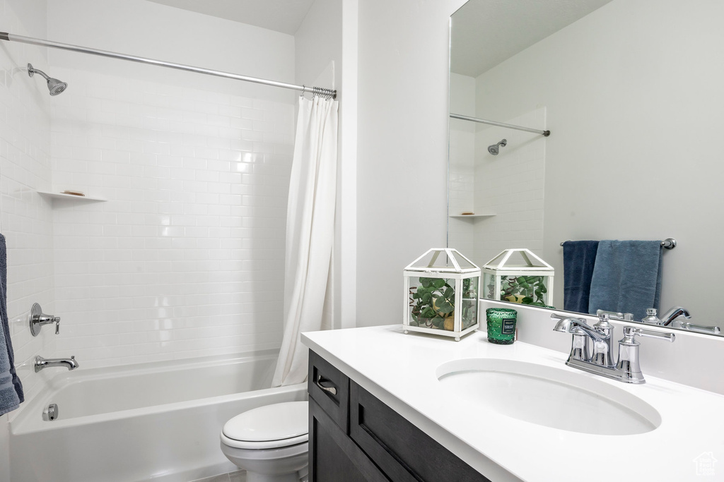 Full bath with vanity and shower / tub combo