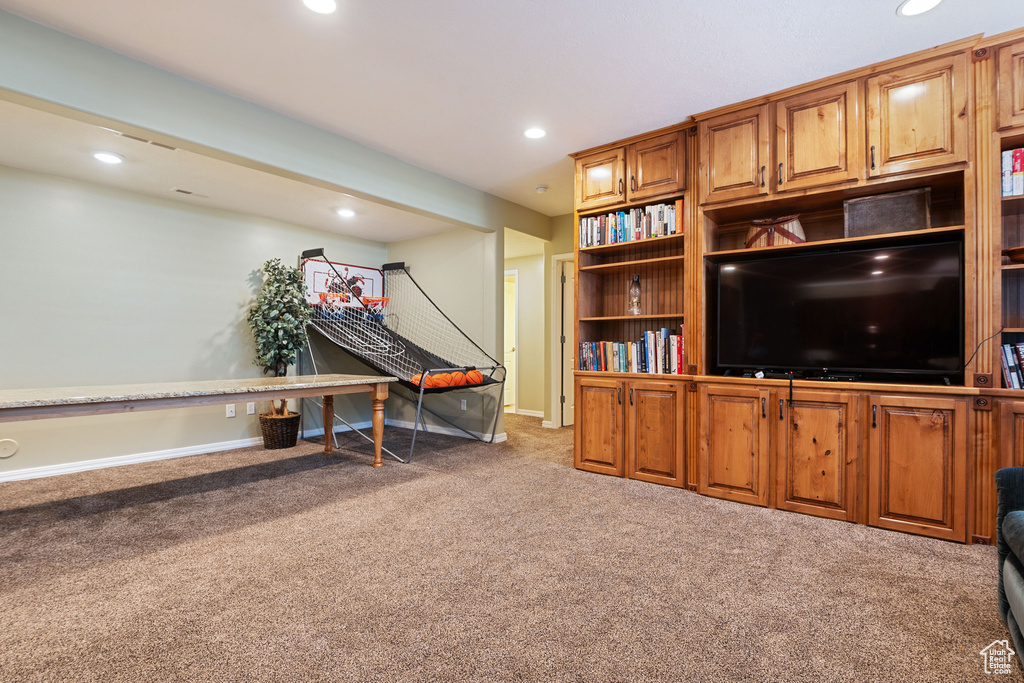 Sitting room featuring carpet and recessed lighting