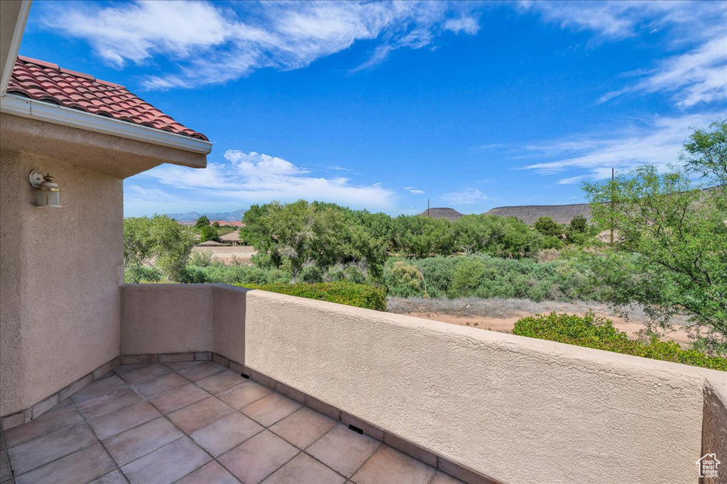 Balcony featuring a mountain view