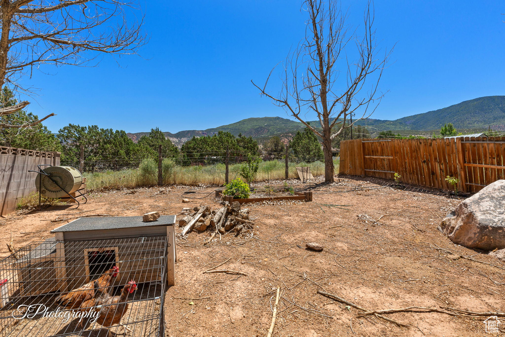 View of yard featuring a mountain view