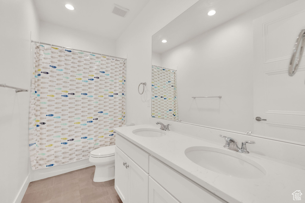 Full bath featuring double vanity, recessed lighting, and a shower with curtain