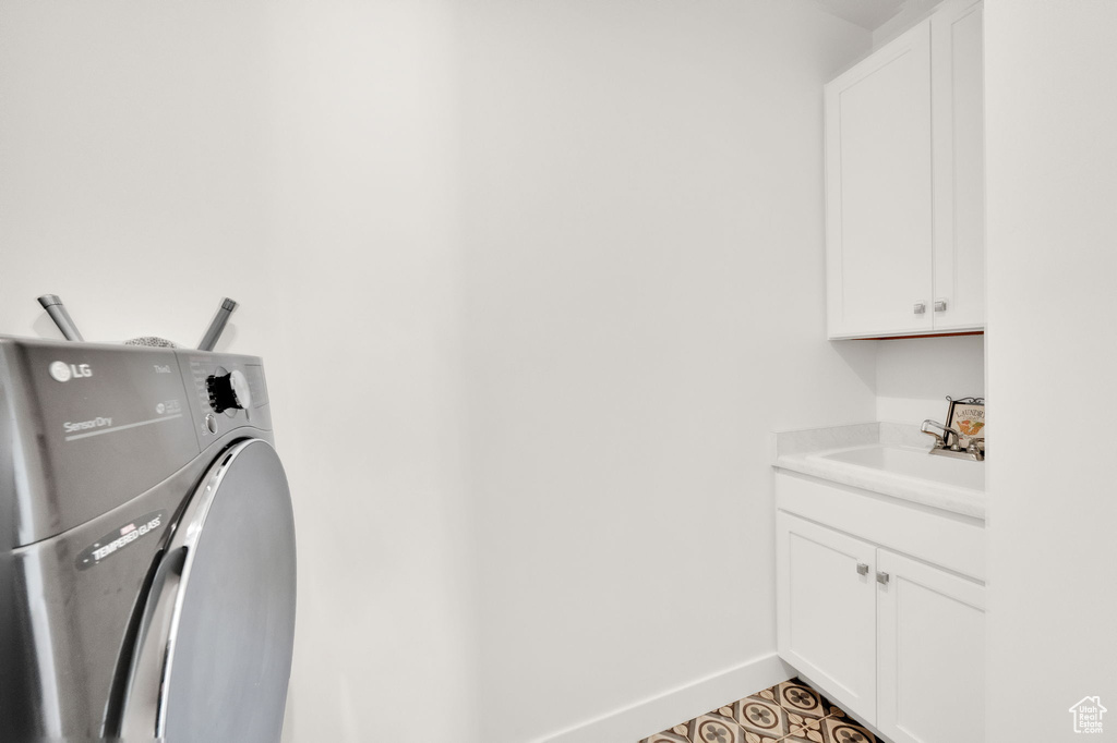 Washroom with washer / clothes dryer and cabinet space