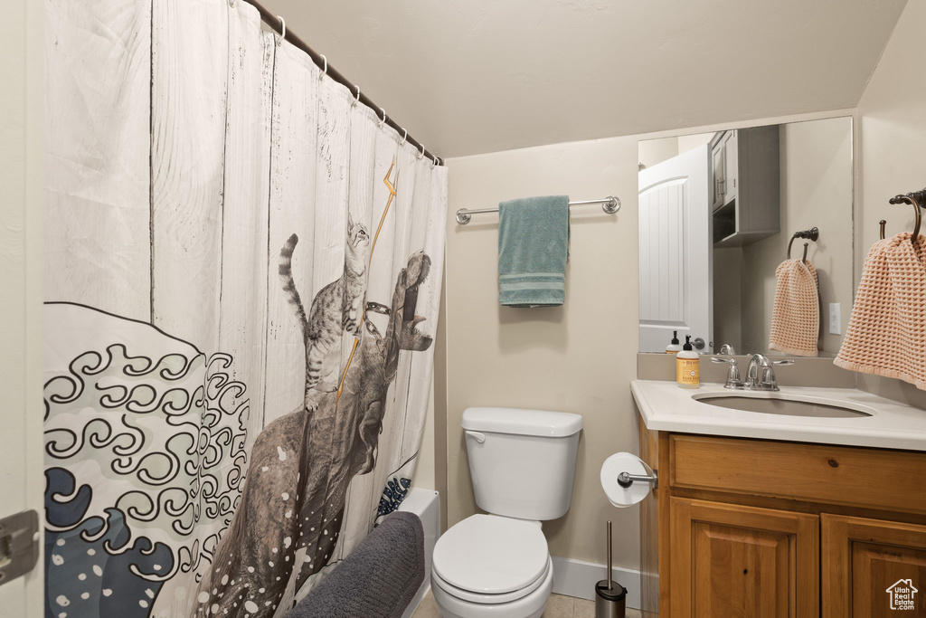 Bathroom with vanity and shower / bathtub combination with curtain