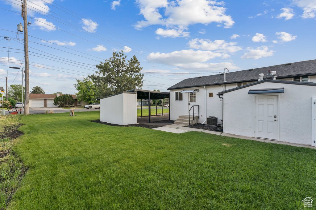 View of grassy yard
