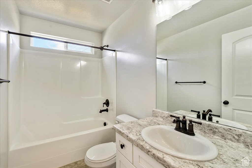 Full bath with vanity and bathing tub / shower combination