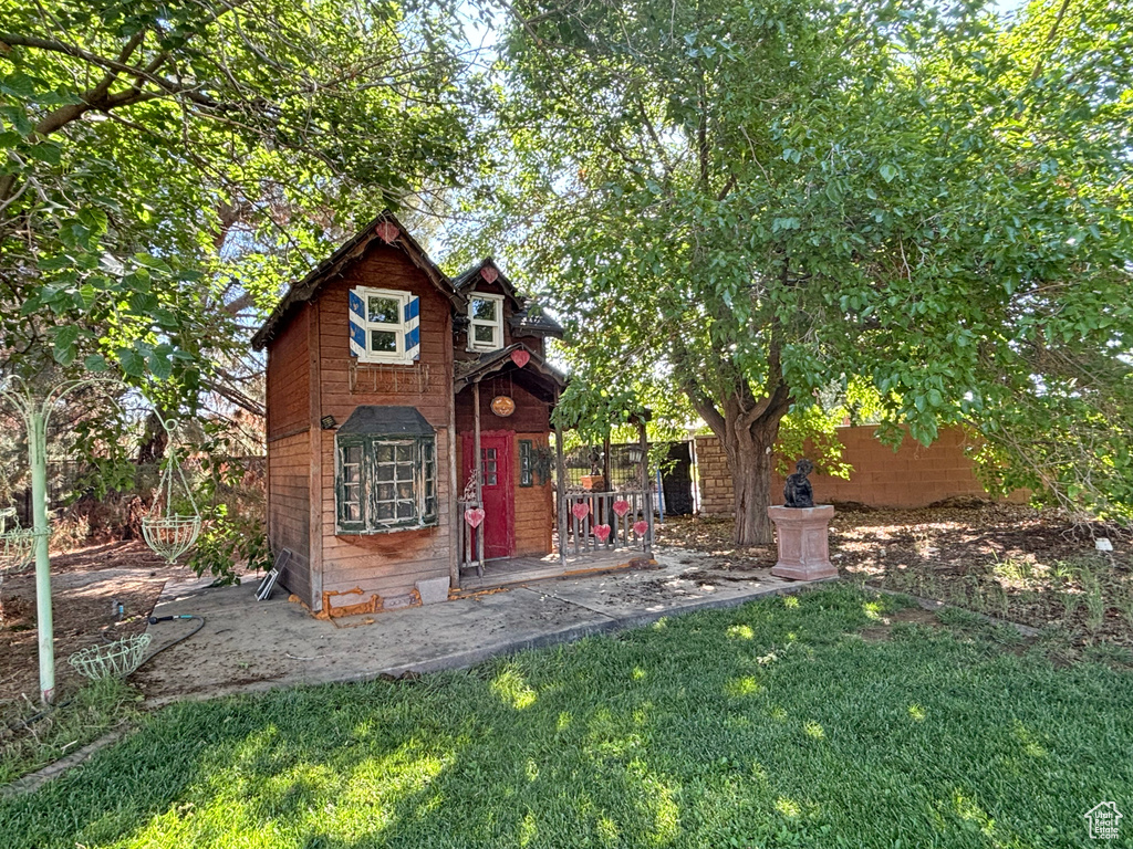 View of front of house featuring a front yard and an outdoor structure