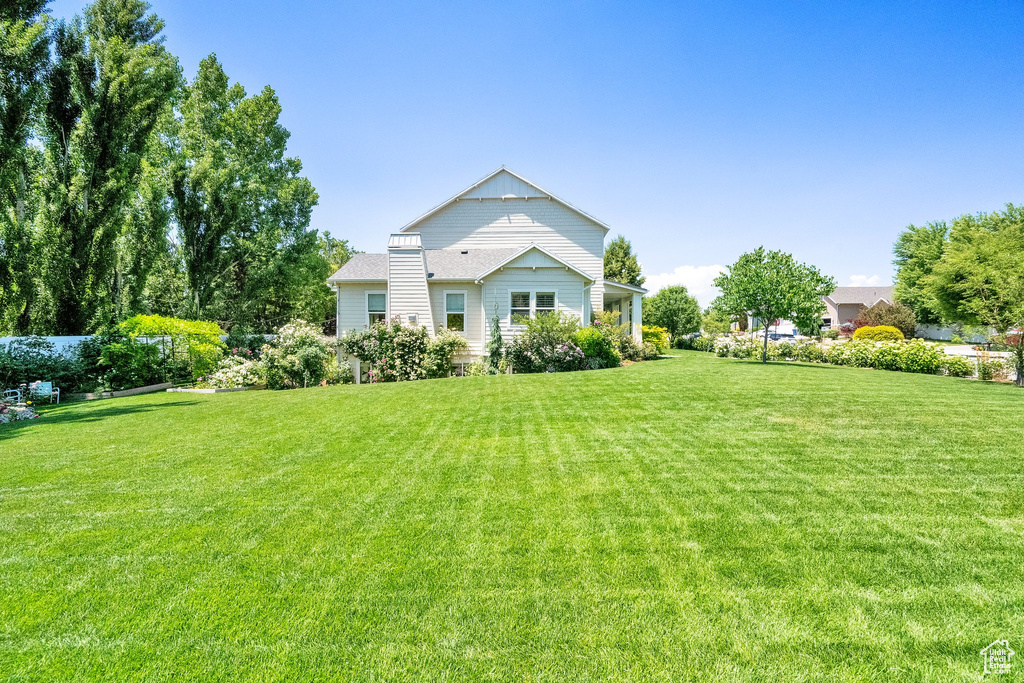 View of front facade with a front yard