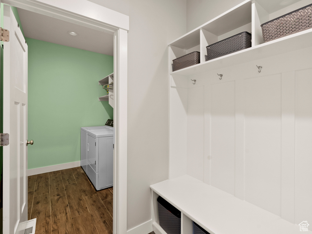 Mudroom with dark wood-style floors and independent washer and dryer