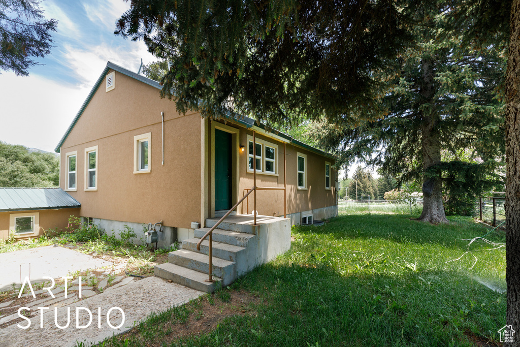 Bungalow featuring stucco siding
