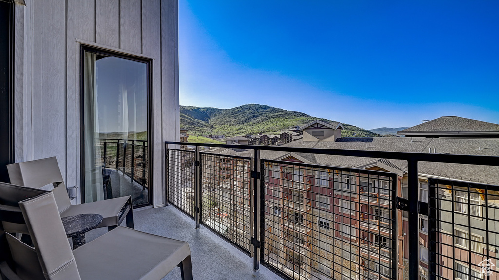 Balcony featuring a mountain view