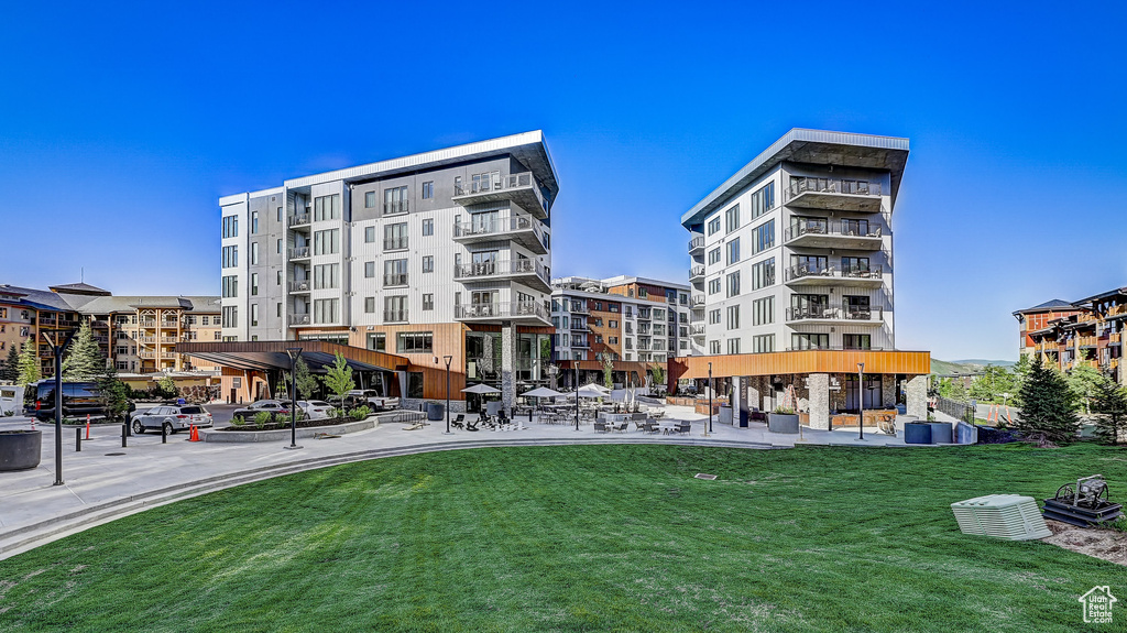 View of apartment building / complex