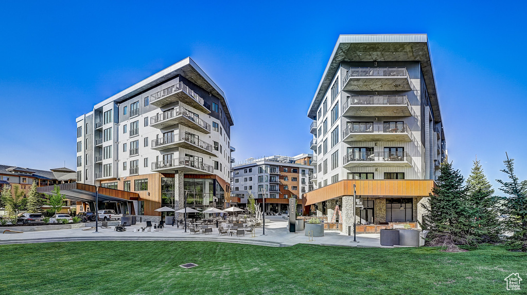 View of apartment building / complex