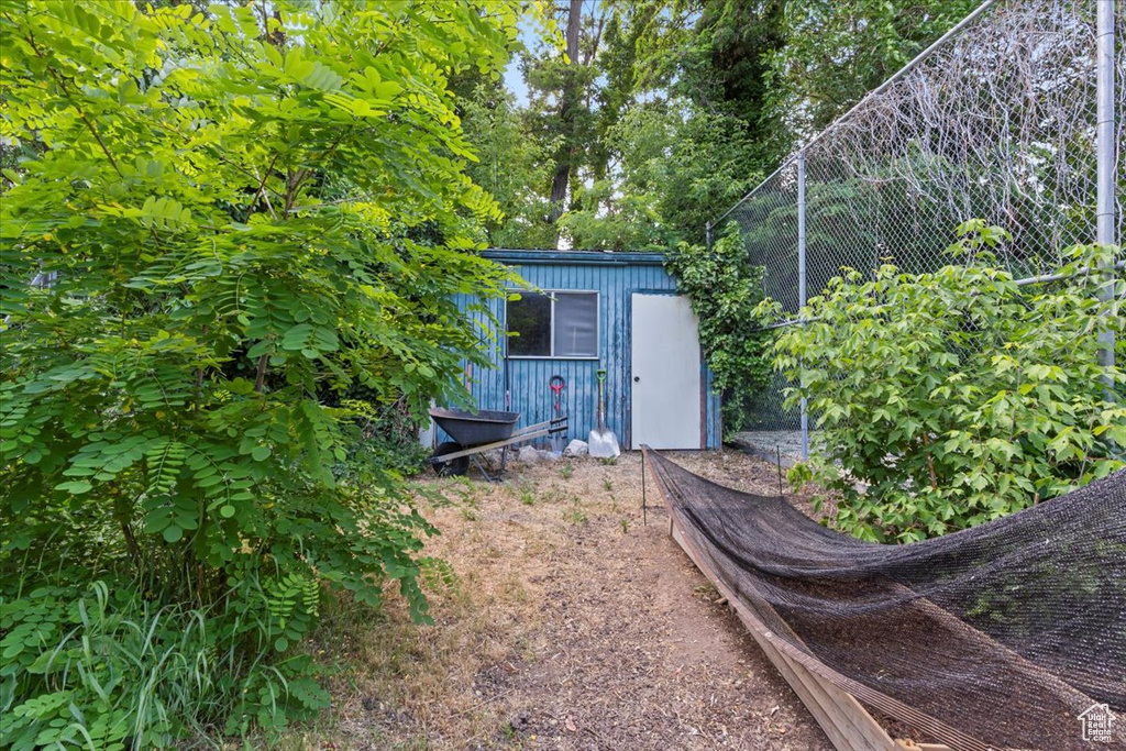 View of yard featuring an outdoor structure