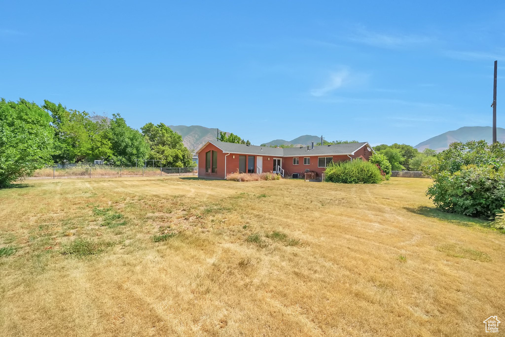 View of yard featuring a mountain view