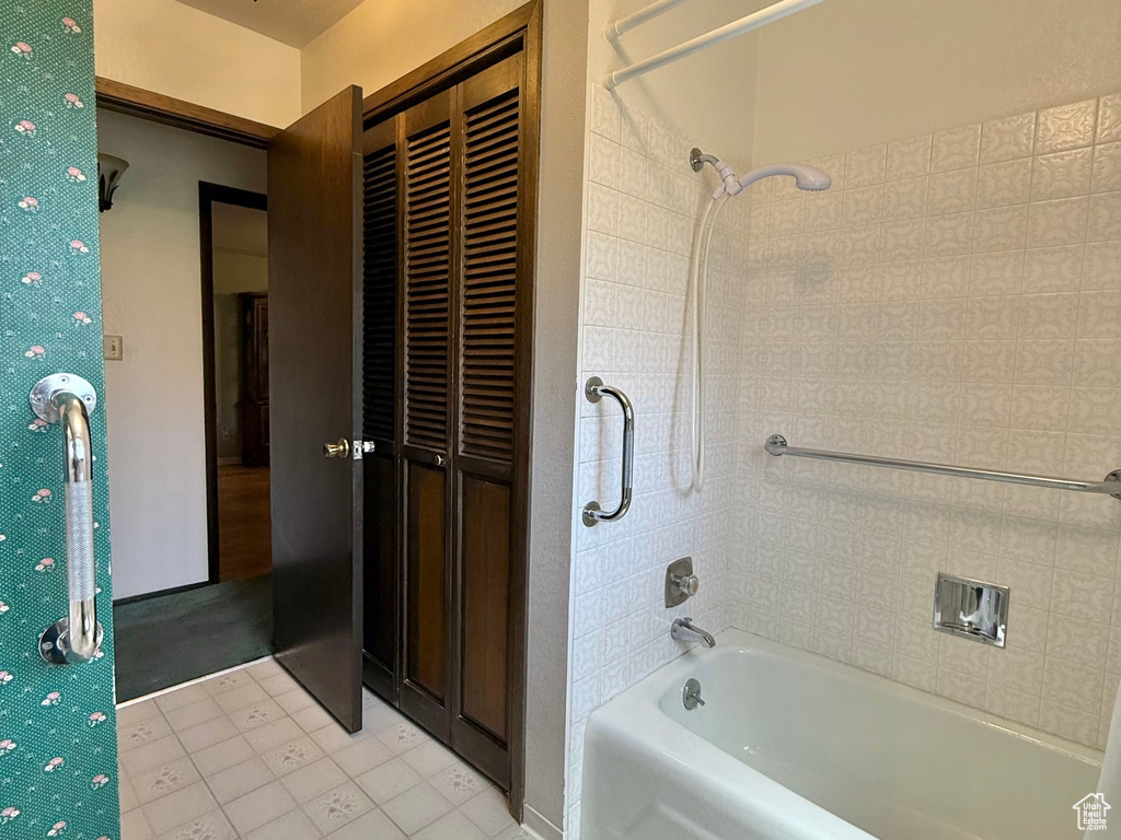 Bathroom with shower / bathtub combination