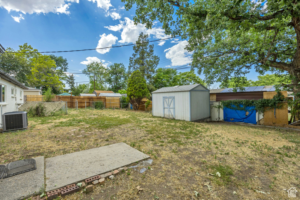 View of yard with a storage shed