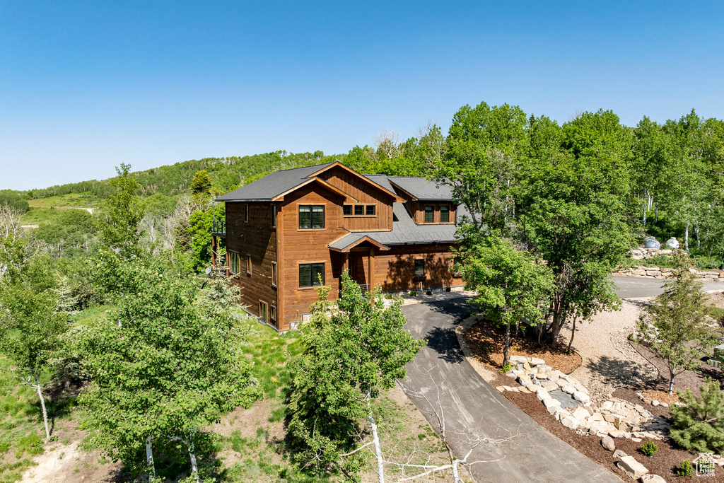 Chalet / cabin with driveway